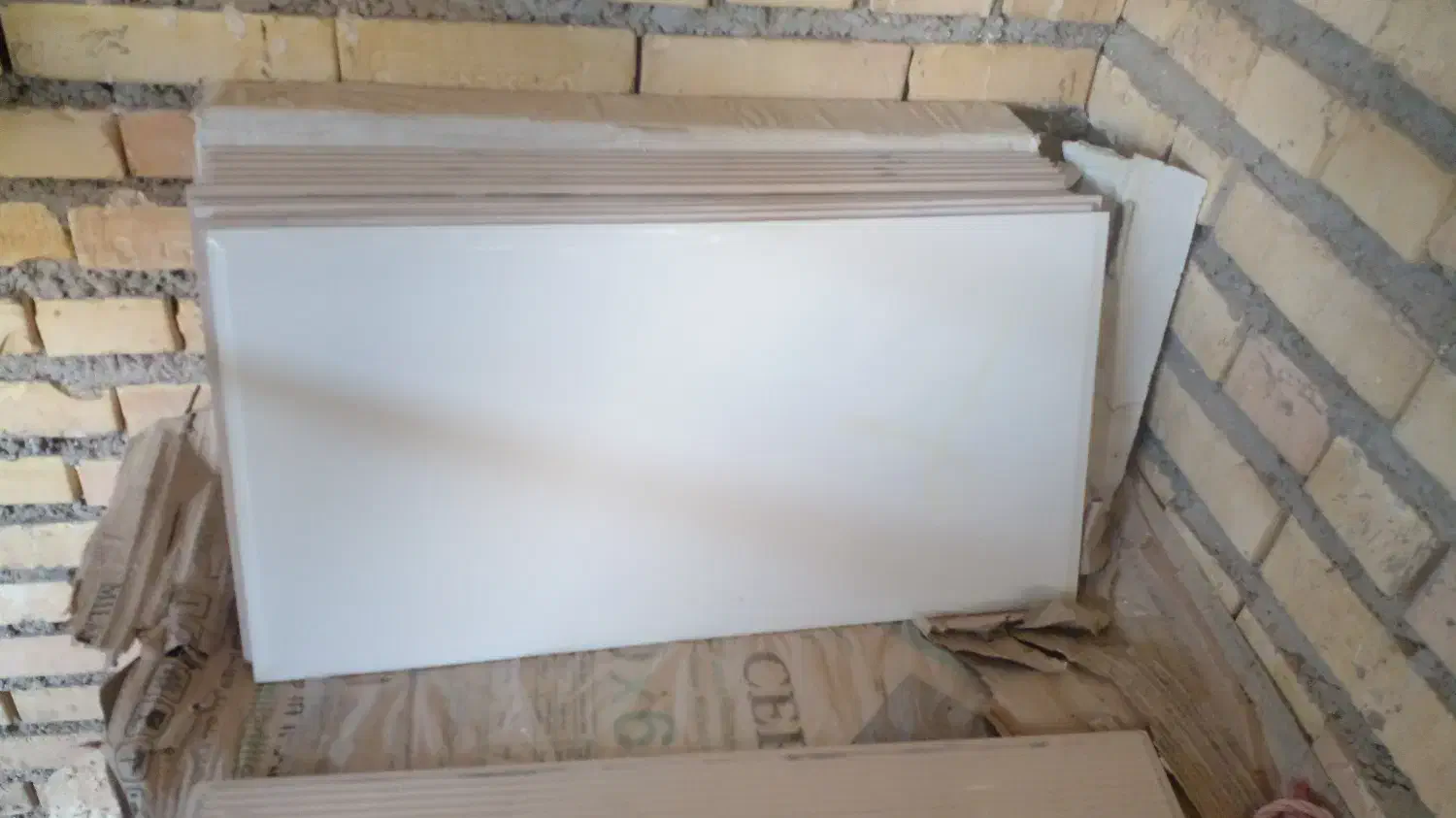 کاشی سفید ۳۰در۶۰ همراه چند متر گلدار|مصالح و تجهیزات ساختمان|شیراز, سیاه سنگ|دیوار