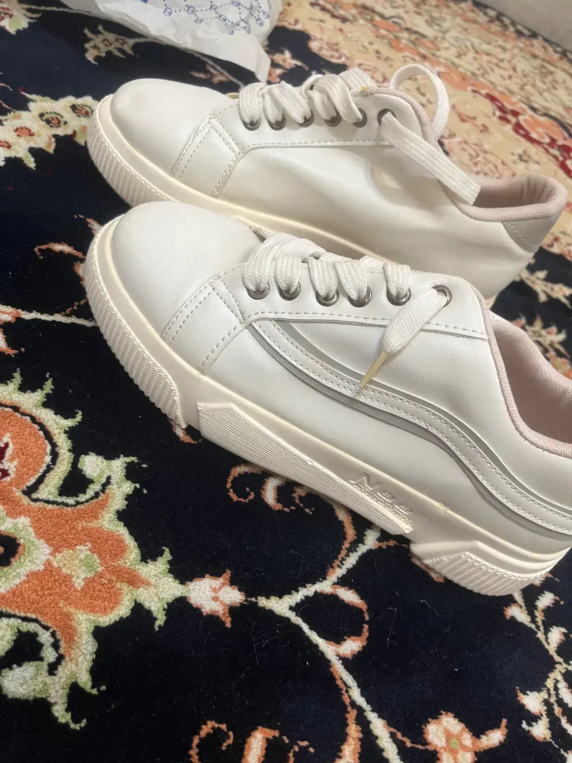 کتونی نو|کیف، کفش، کمربند|فومن, |دیوار