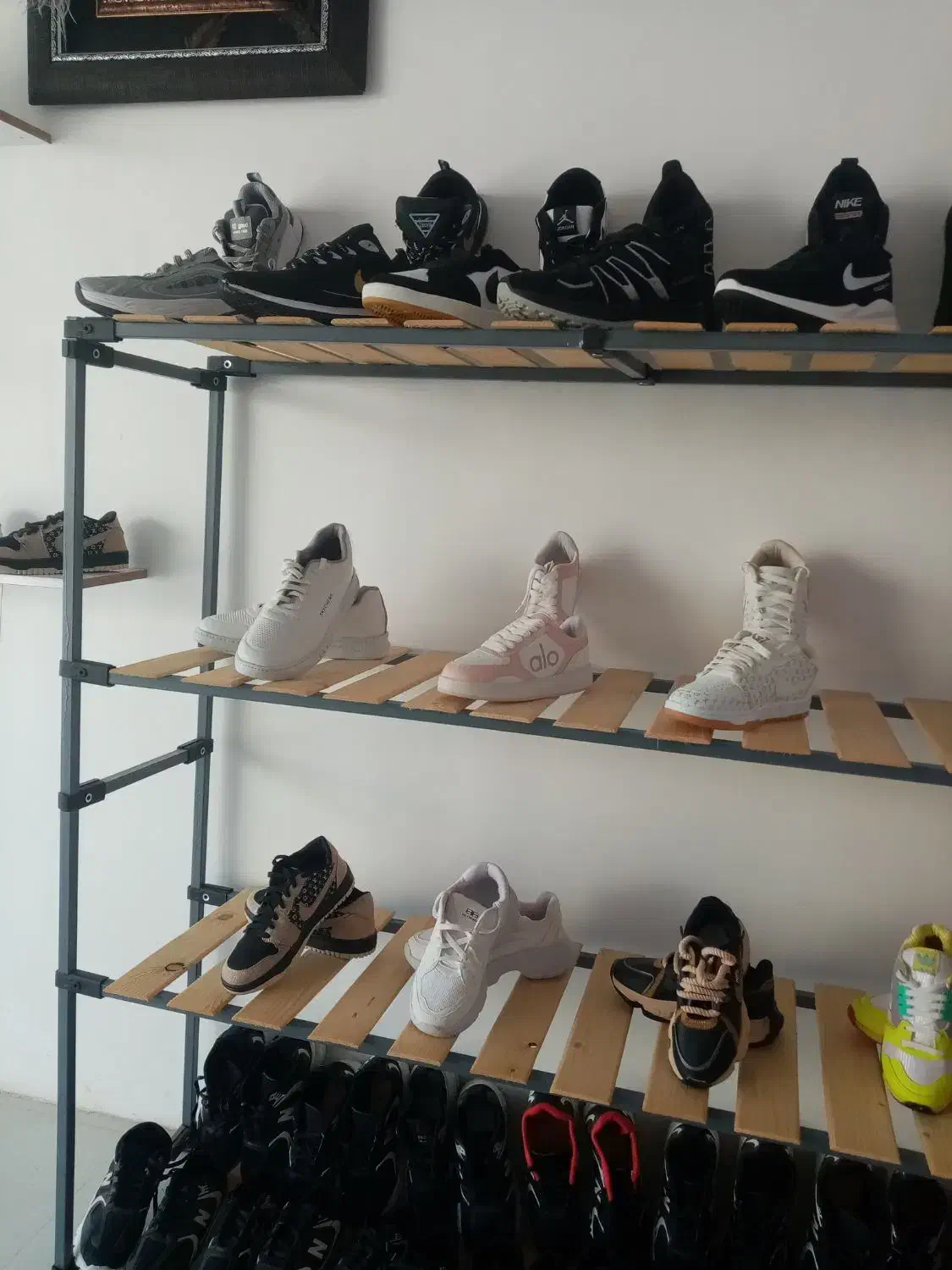 کفش،|کیف، کفش، کمربند|گلبهار, شهر جدید گلبهار|دیوار