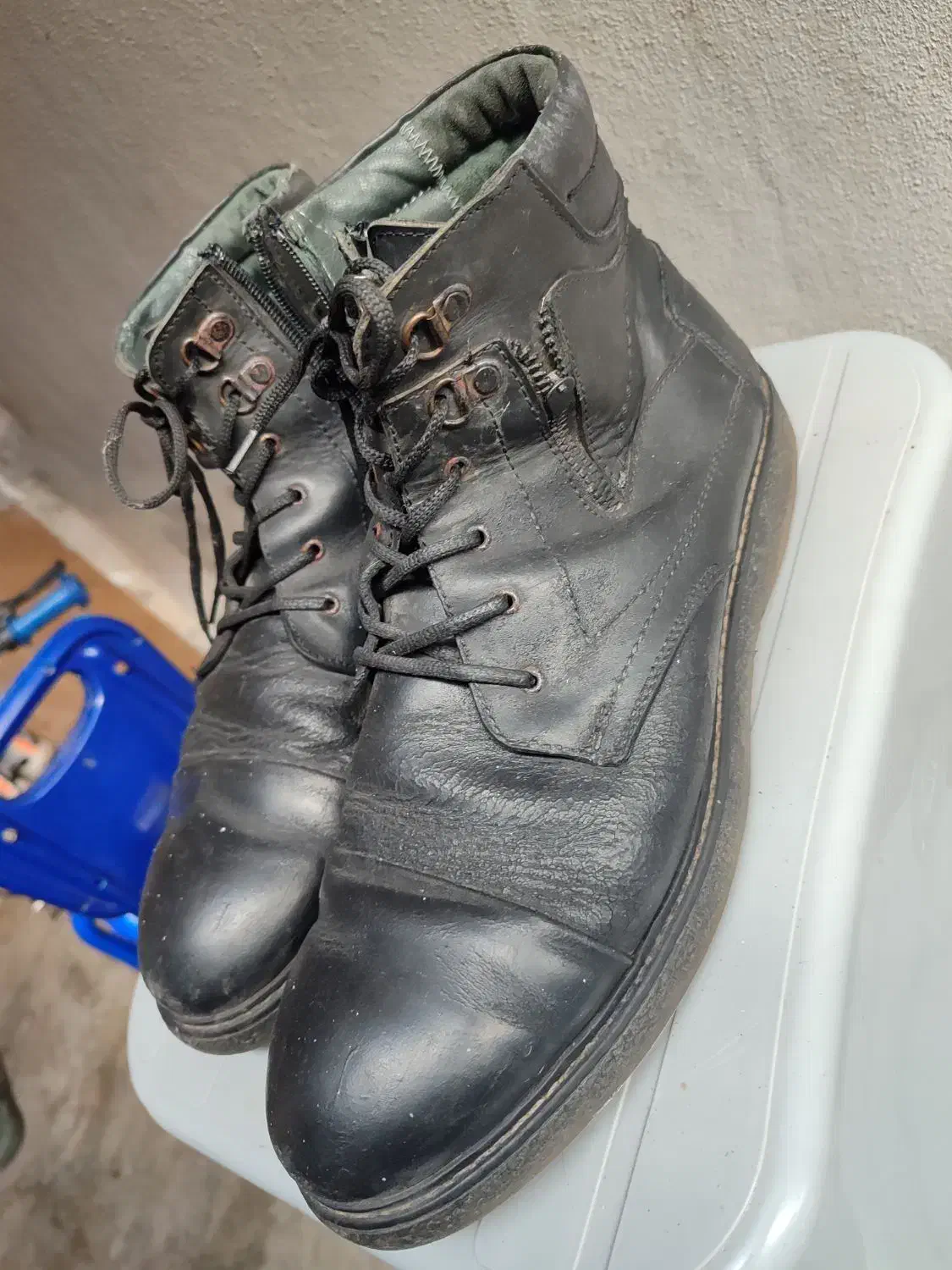 پوتین کاملاً چرم|کیف، کفش، کمربند|آستانه اشرفیه, |دیوار