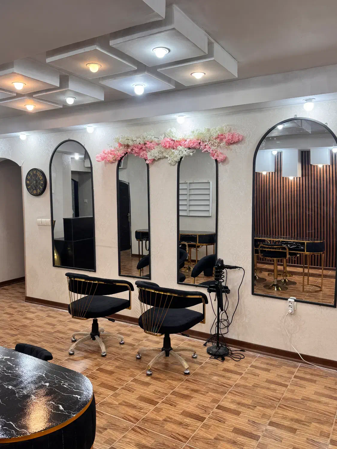 اجاره لاین سالن زیبایی|خدمات آرایشگری و زیبایی|مشهد, چهارچشمه|دیوار