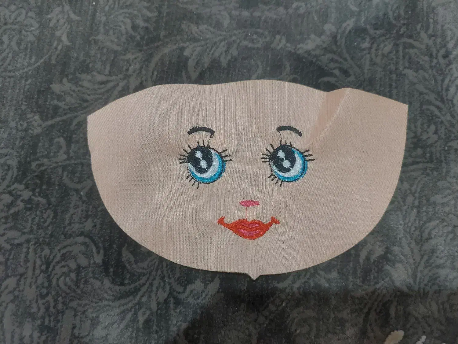 صورت عروسک دوختر رومی|اسباب‌‌بازی|قم, شاه سید علی|دیوار