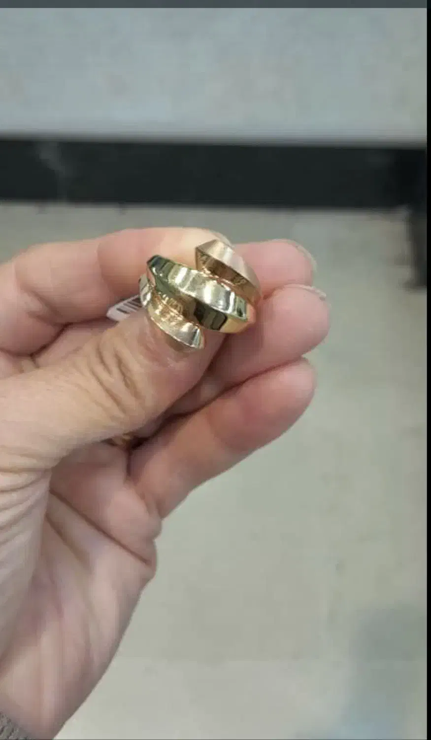 انگشتر گمشده|اشیا|ارومیه, |دیوار