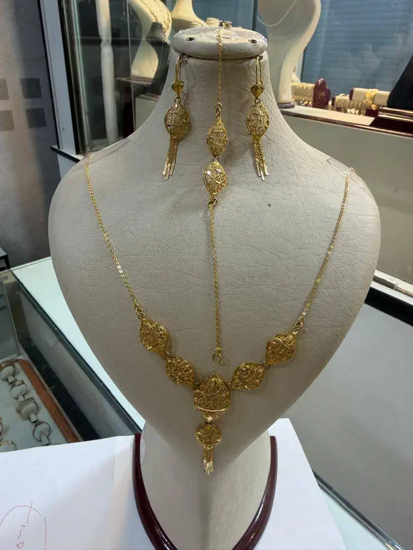 سرویس طلا و النگو|جواهرات|بافت, |دیوار