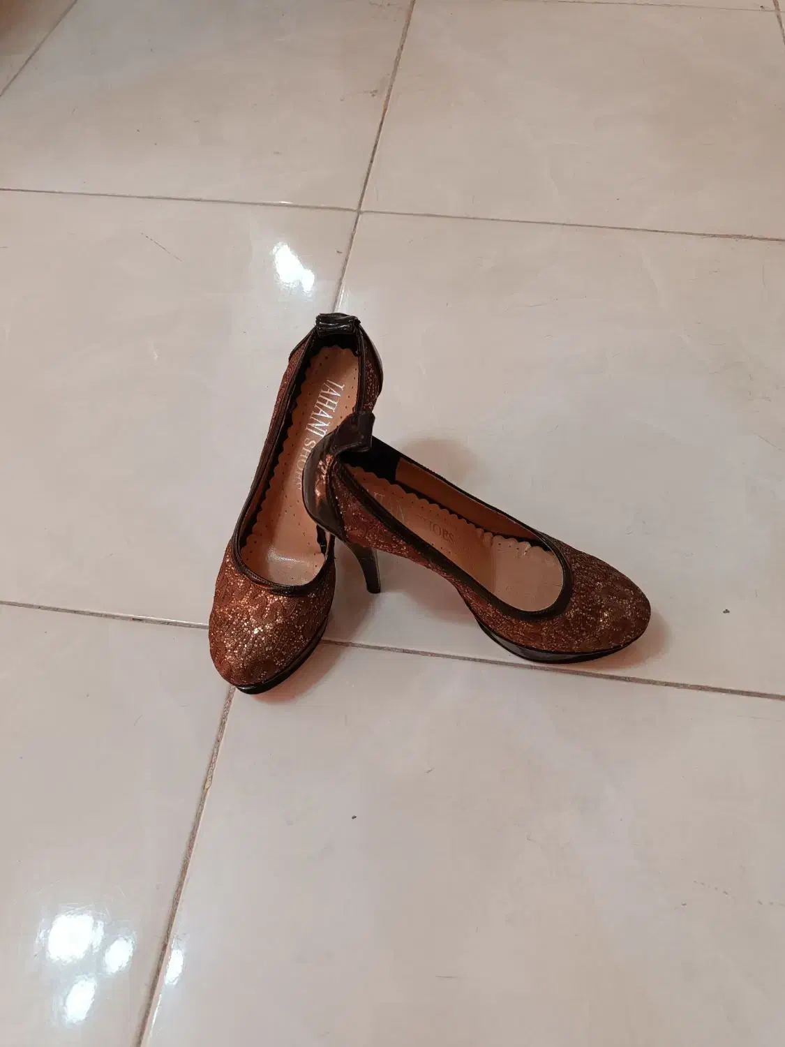 کفش|کیف، کفش، کمربند|میانه, |دیوار