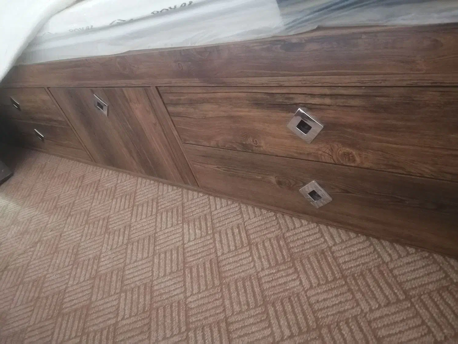 تخت کاملا سالم و بدون یه خش|تخت و سرویس خواب|برخوار, |دیوار