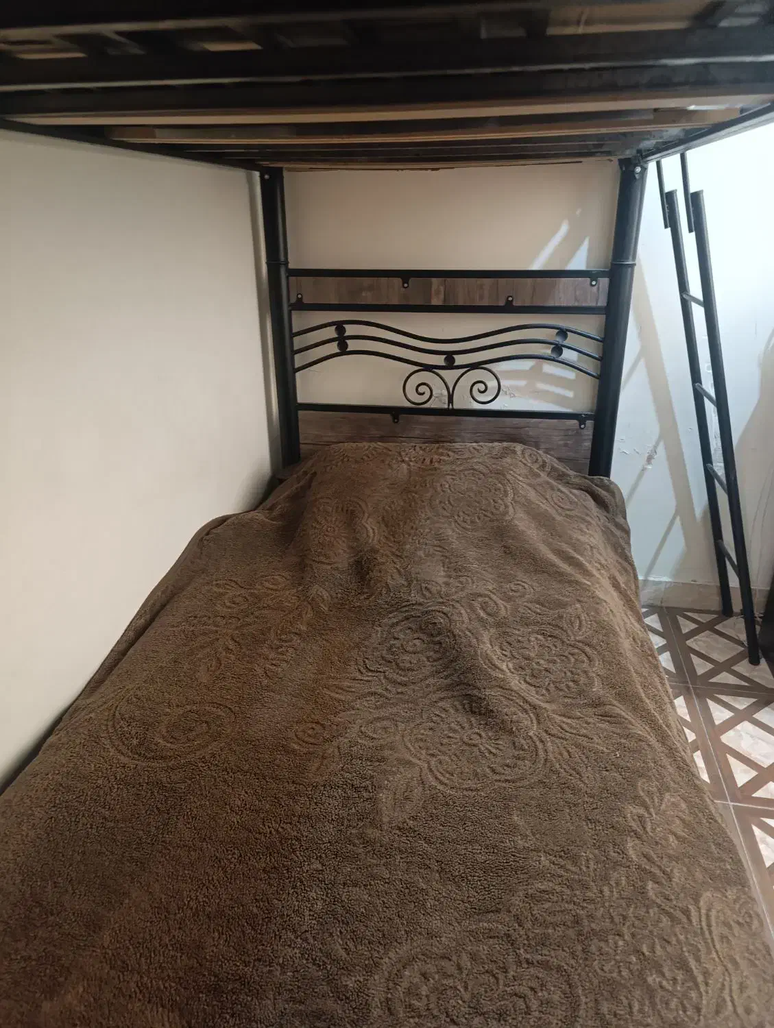 تخت دو طبقه فلزی در حد نو|تخت و سرویس خواب|ساوه, |دیوار