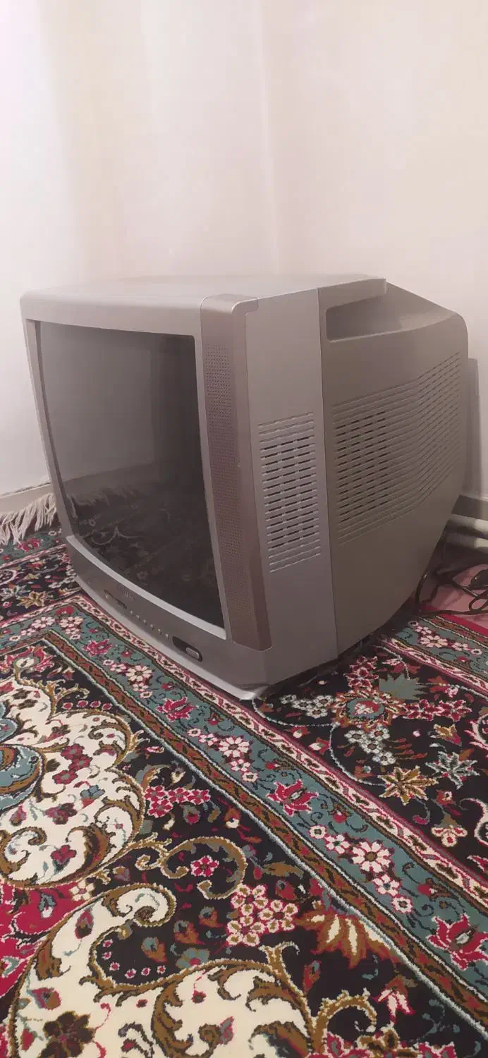 تلویزیون آیوا 21اینچ کاملا سالم|تلویزیون و پروژکتور|ملایر, |دیوار