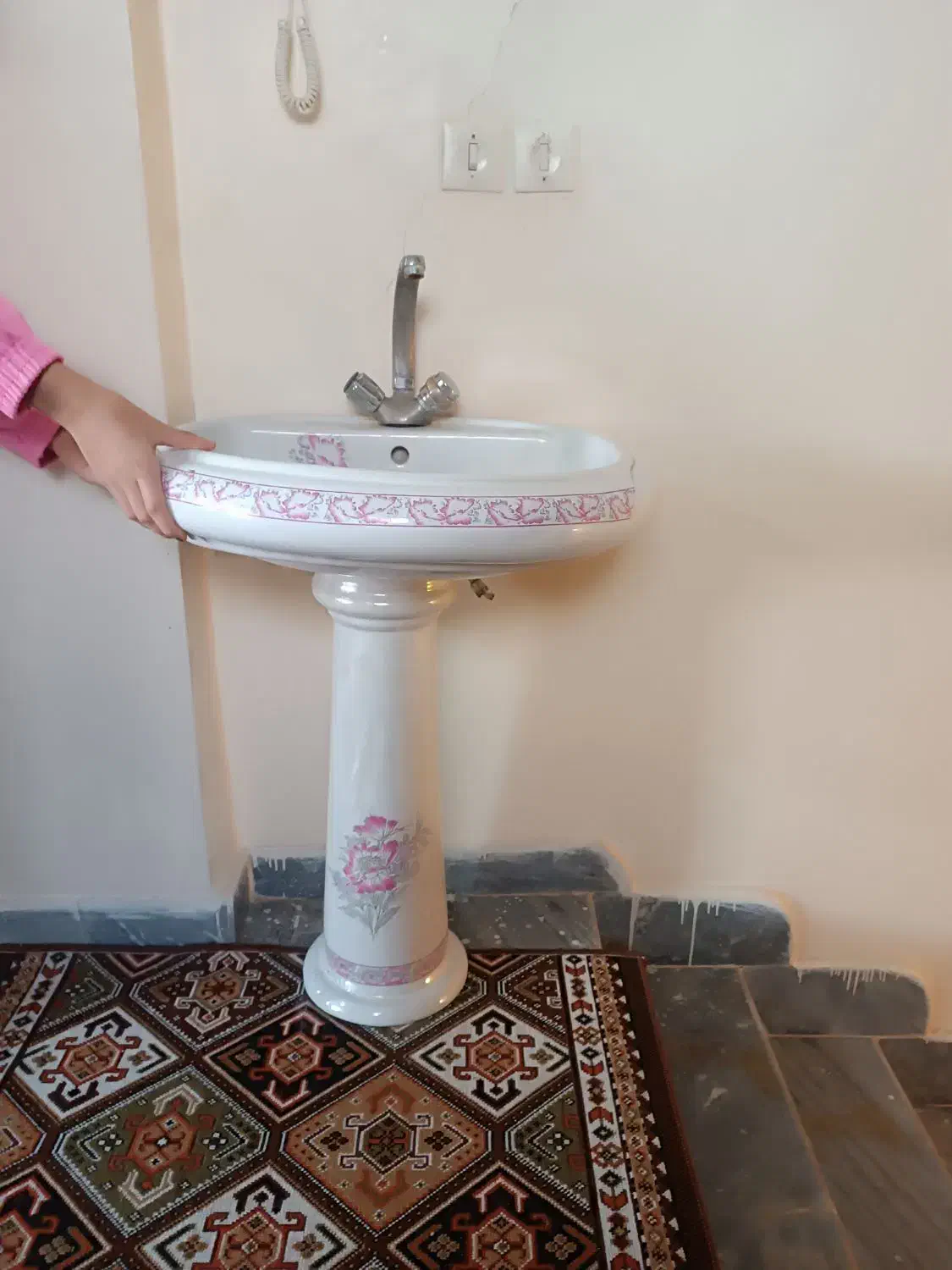 یک گوشی کارکرده و یک روشویی نونو به همراه شیر سالم|موبایل|تبریز, |دیوار