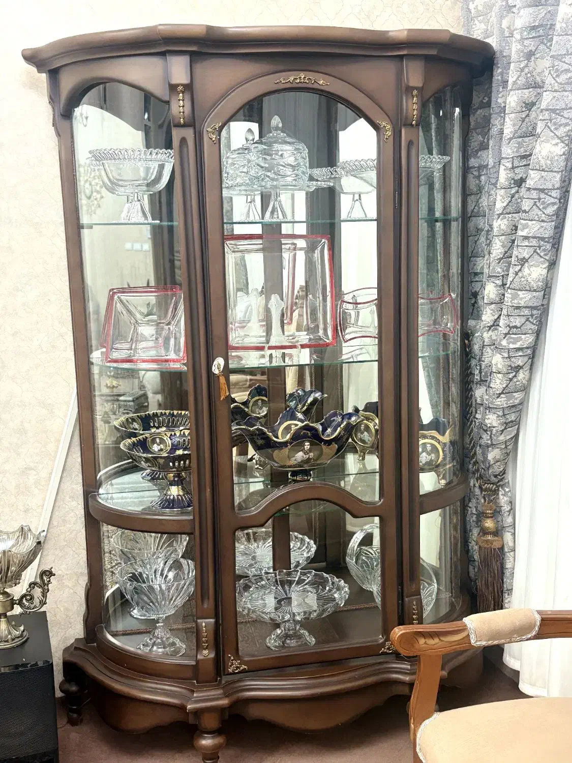 بوفه چوبی کارکرده رنگ قهوه ای چهارطبقه شیشه ای|بوفه، ویترین، کنسول|میانه, |دیوار