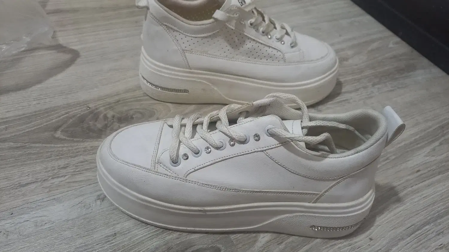 دو جفت کفش و صندل|کیف، کفش، کمربند|باغستان, |دیوار