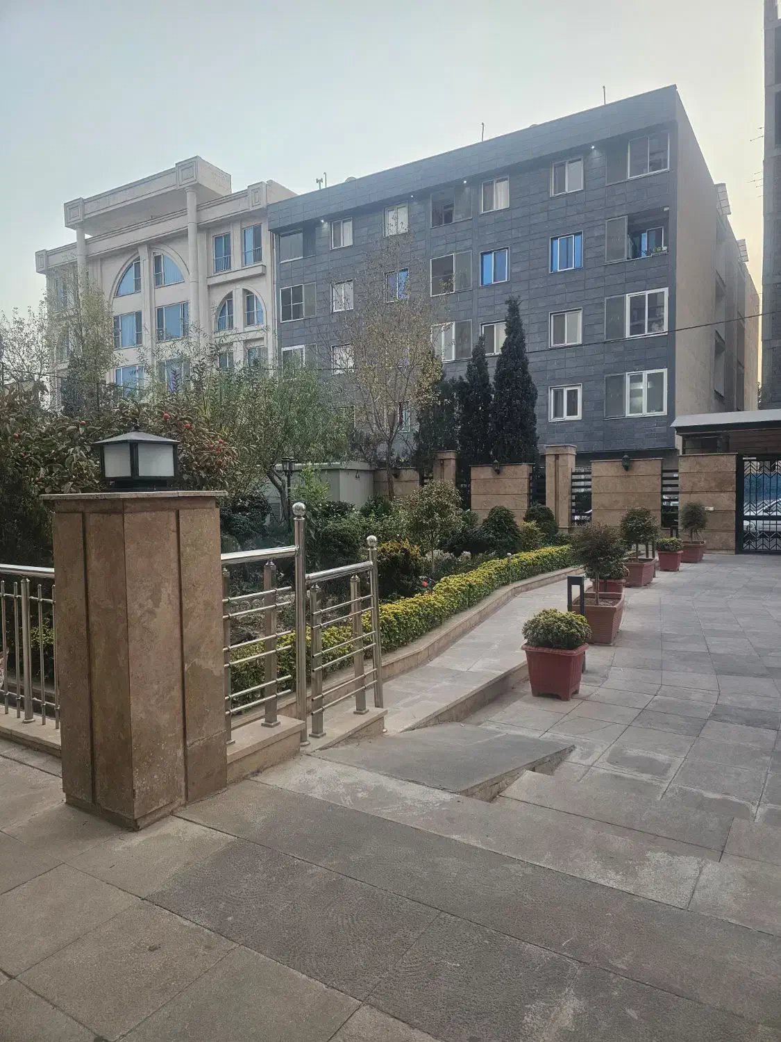 واحد ۱۰۰ متری /۲ خواب برج باغ  ازگل