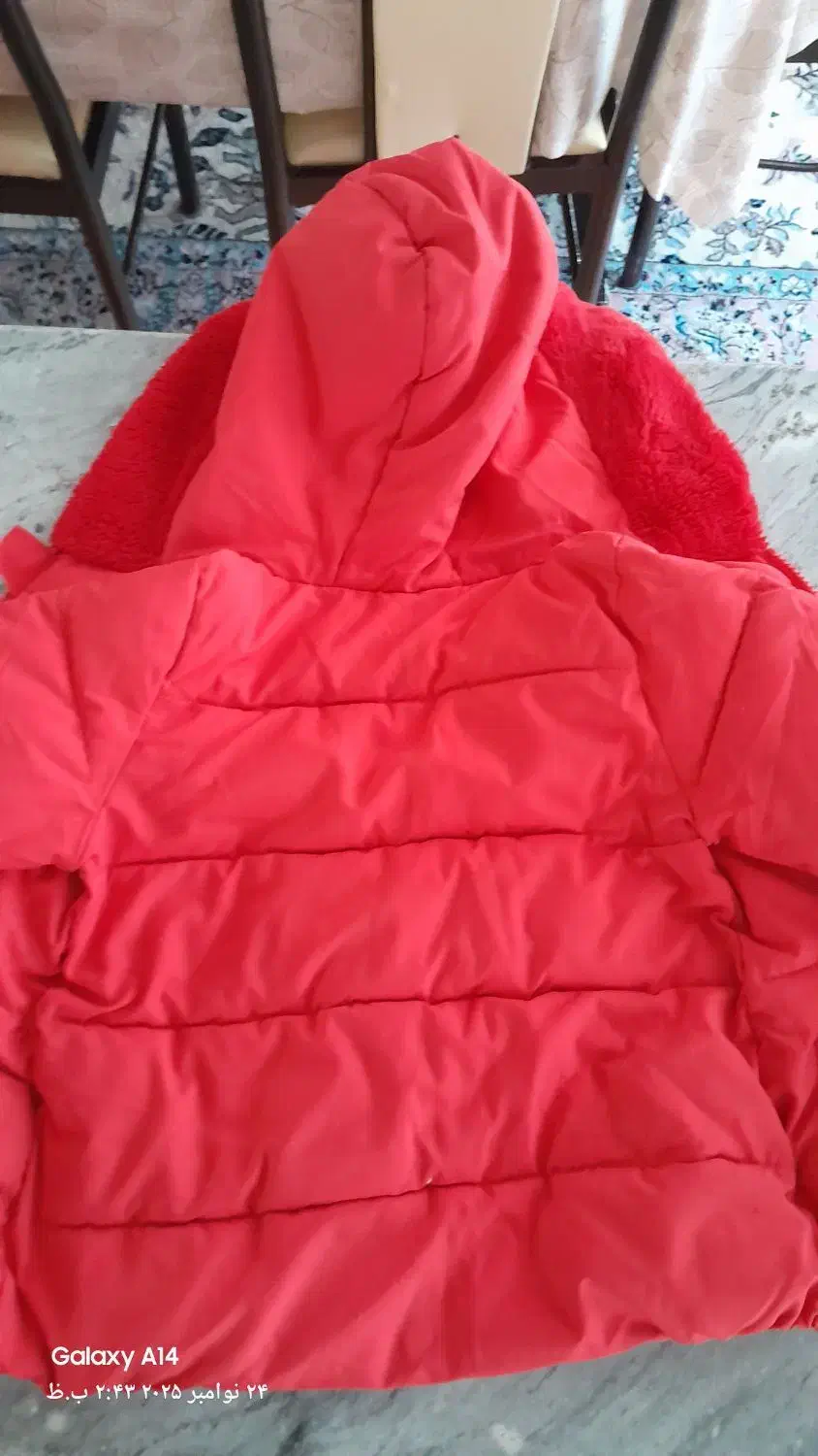 کاپشن|کفش و لباس بچه|میانه, |دیوار