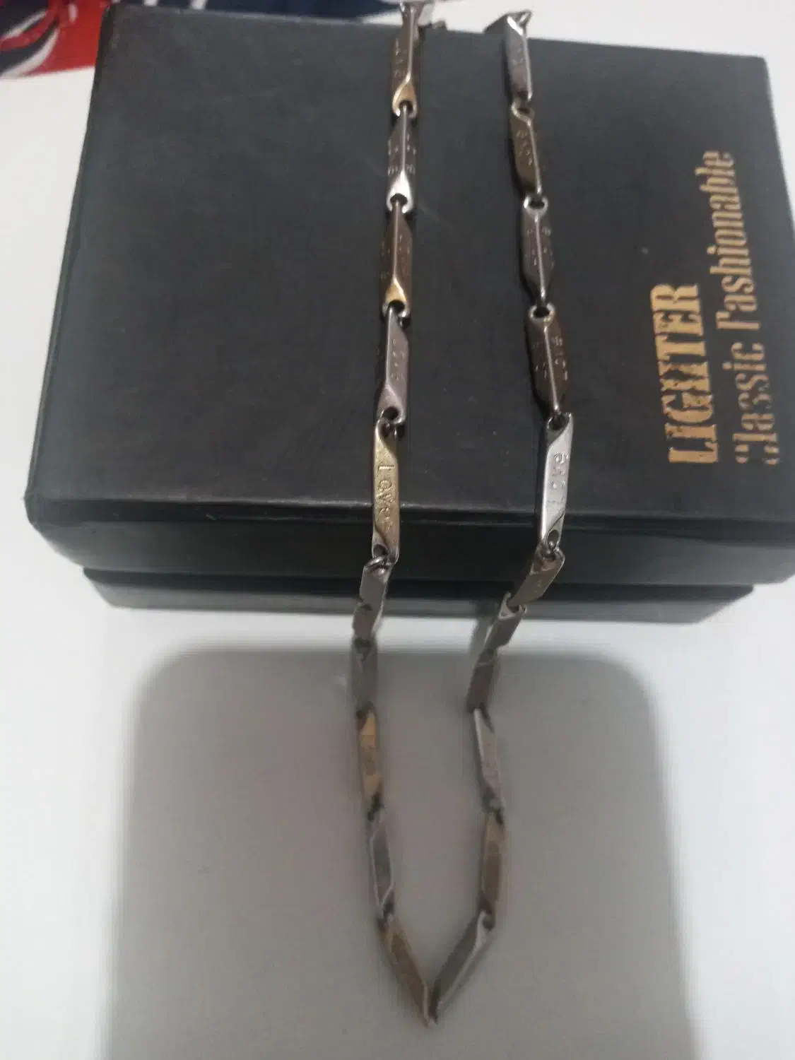 زنجیر|بدلیجات|رشت, دخانیات|دیوار