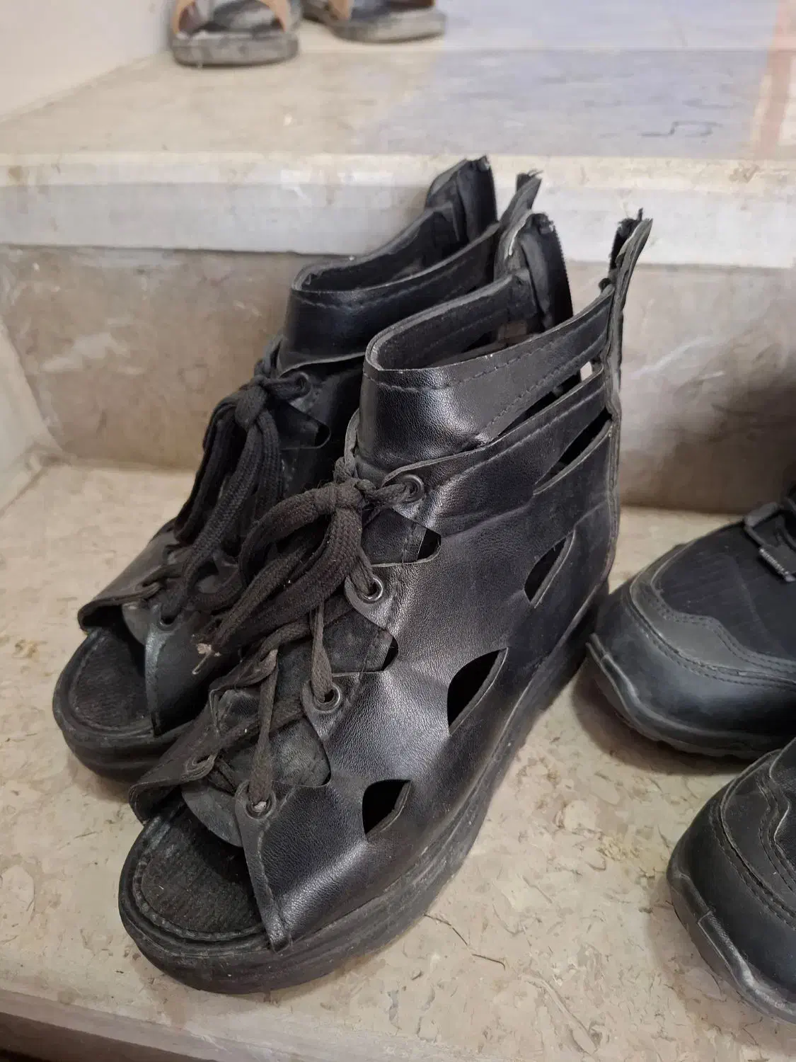 کفش|کیف، کفش، کمربند|شیراز, محراب|دیوار