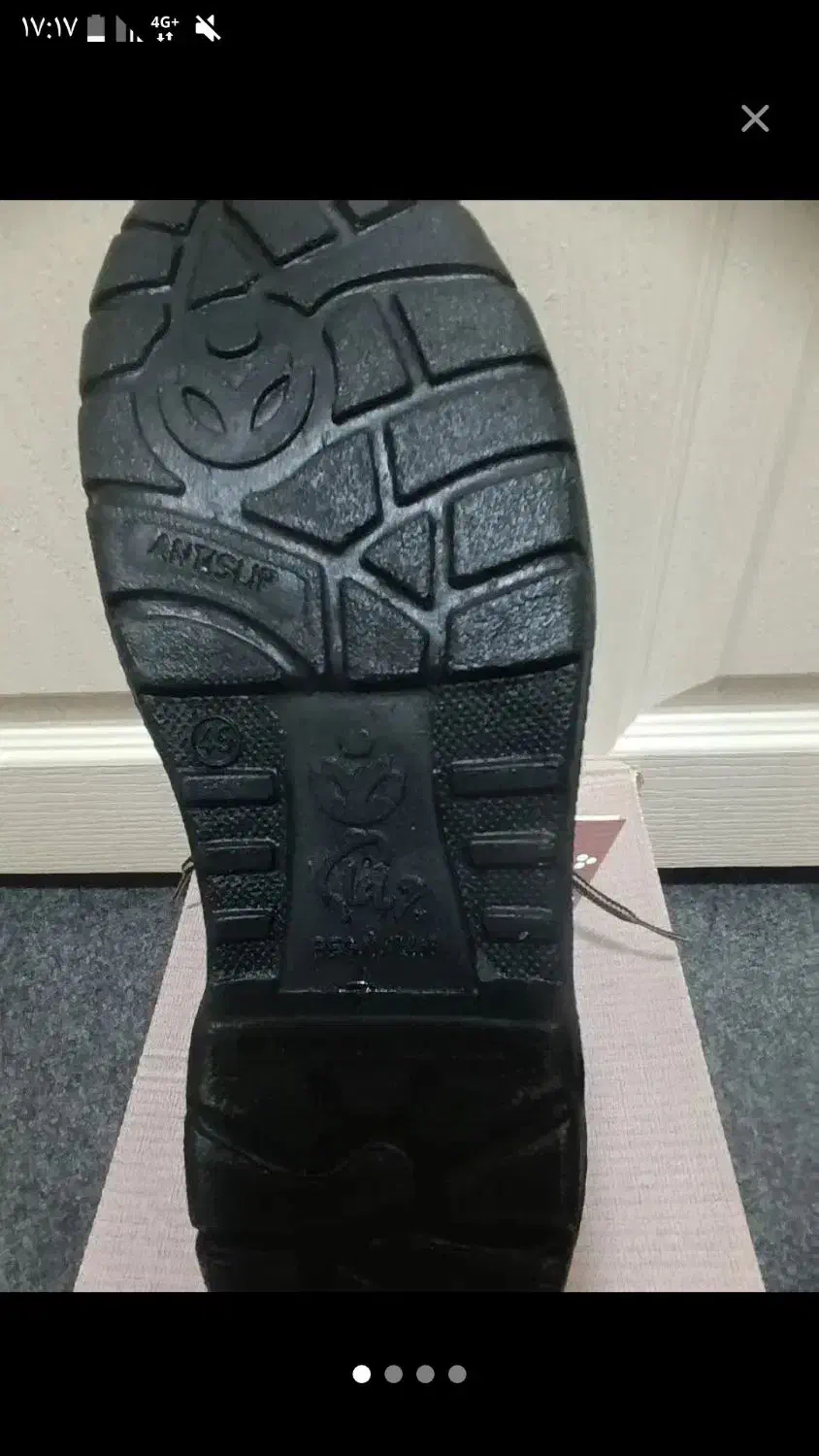 یه جفت پوتین ایمنی باسایز  ۴۲۴۳ به فروش میرسد|کیف، کفش، کمربند|میانه, |دیوار