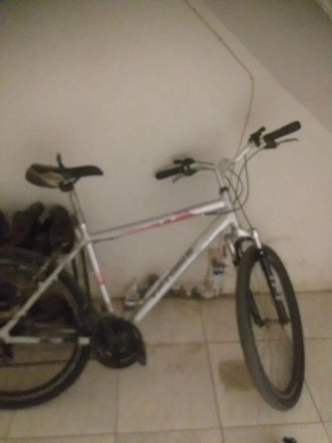 دوچرخه|دوچرخه، اسکیت، اسکوتر|میانه, |دیوار