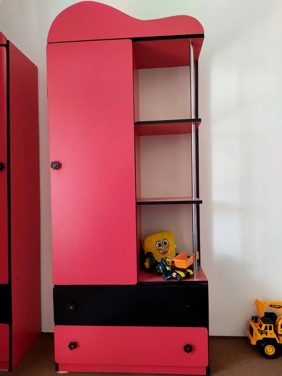 تعدادی لوازم خانگی|بوفه، ویترین، کنسول|میانه, |دیوار