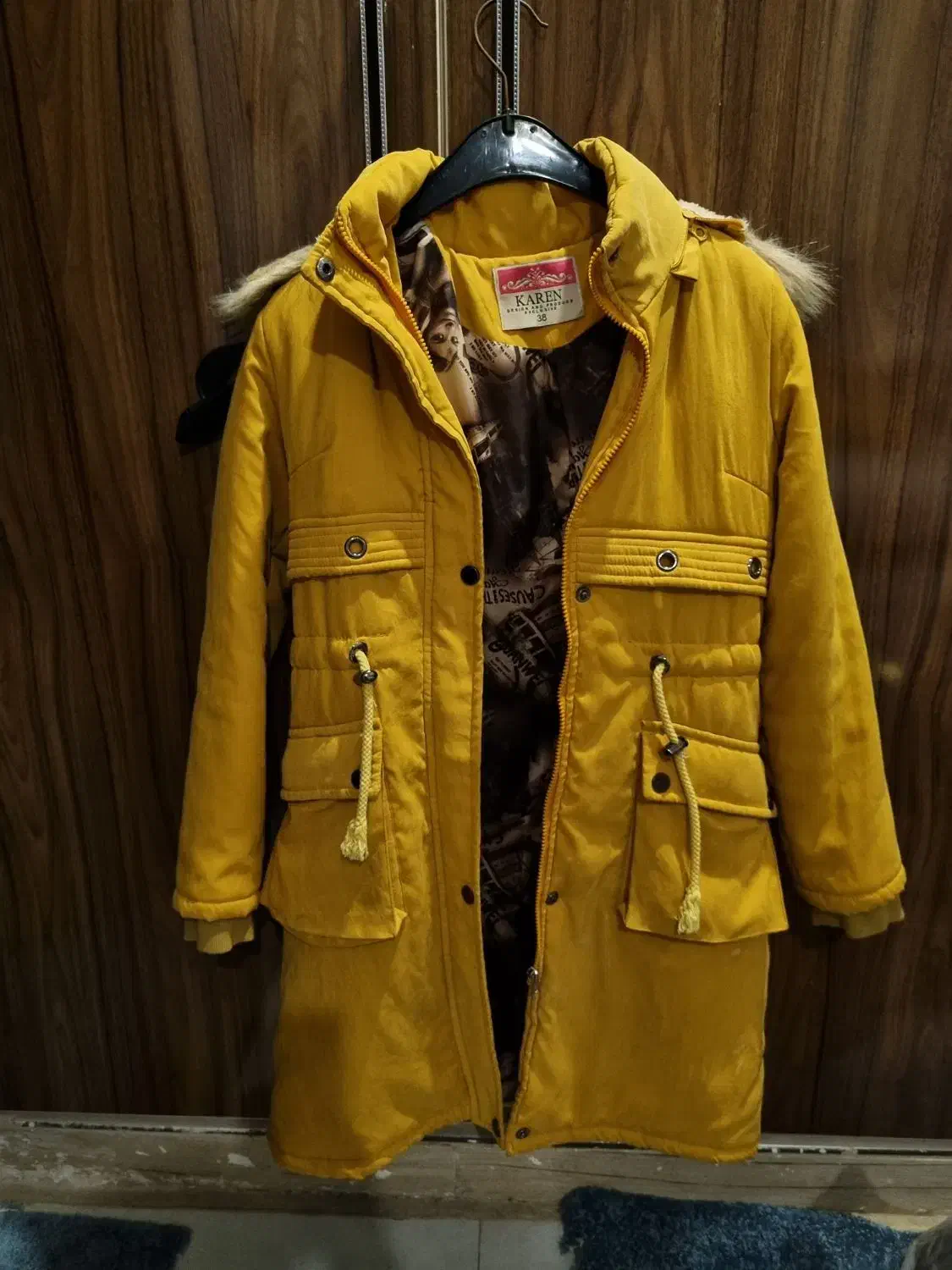 کاپشن|لباس|خرمشهر, |دیوار