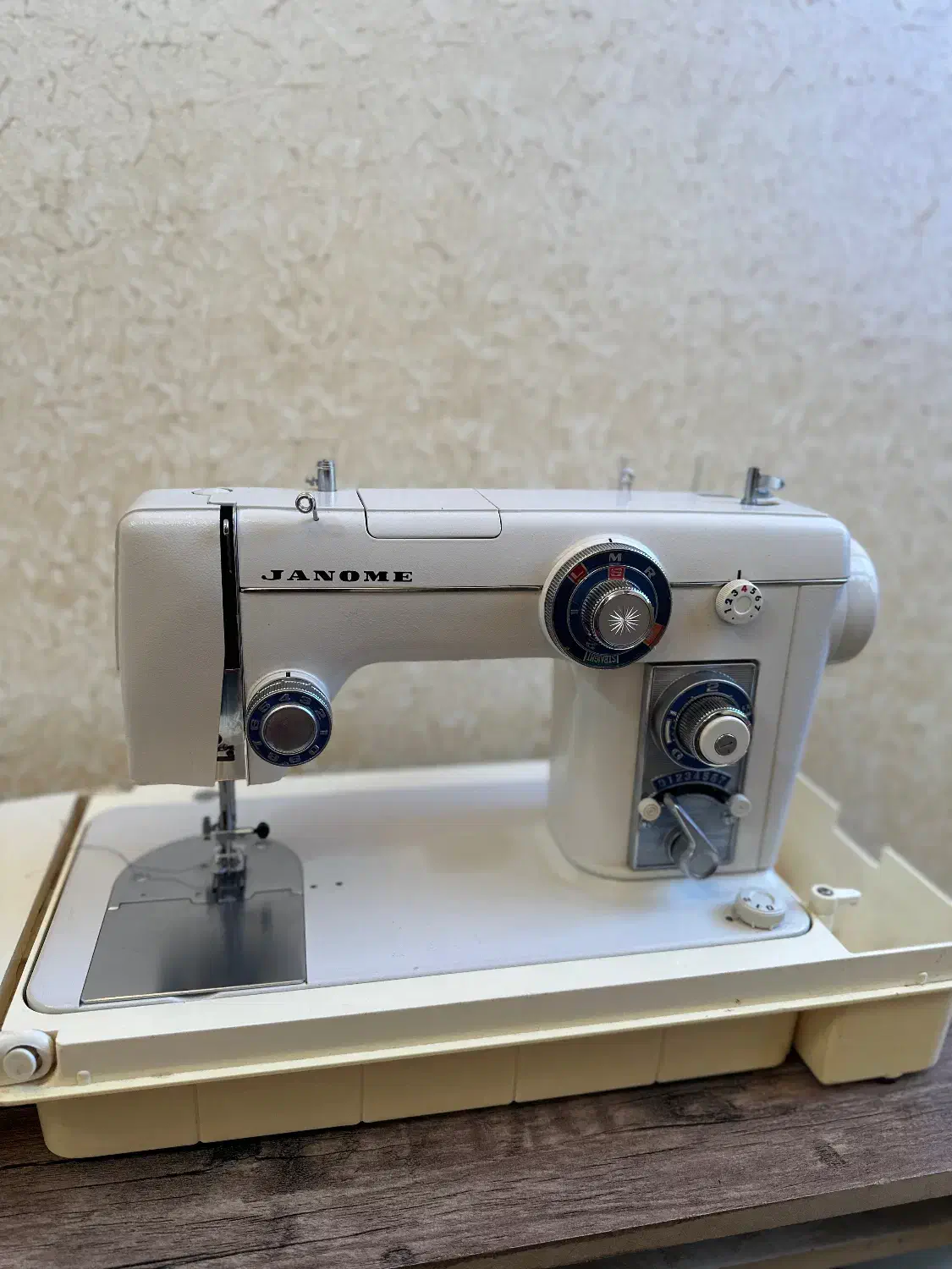 چرخ خیاطی ژانومه و میز چرخ|چرخ خیاطی و ریسندگی|قشم, |دیوار