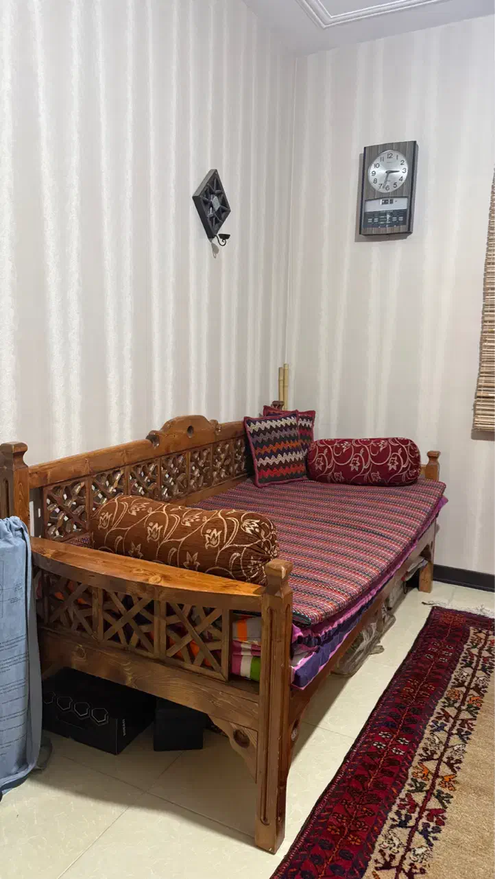 تخت سنتی چوبی دست‌ساز سالم و زیبا|تخت و سرویس خواب|شیراز, زرهی|دیوار