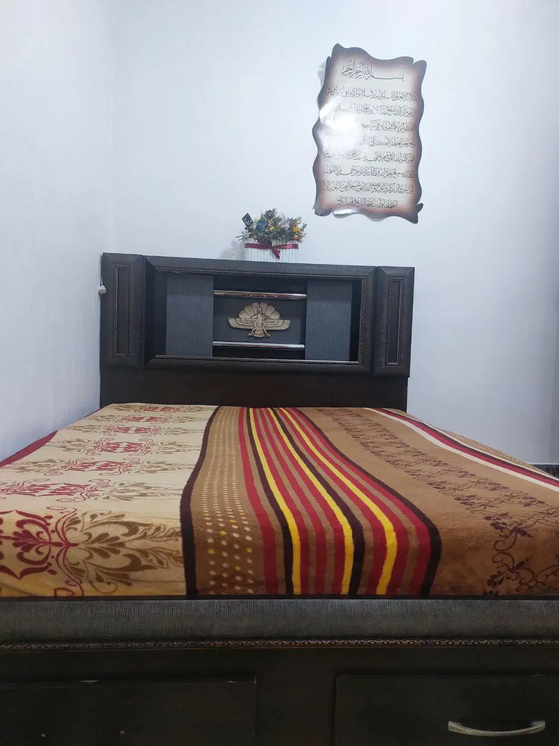 تخت خواب همراه دو عدد پاتختی|مبلمان خانگی و میز عسلی|یاسوج, |دیوار