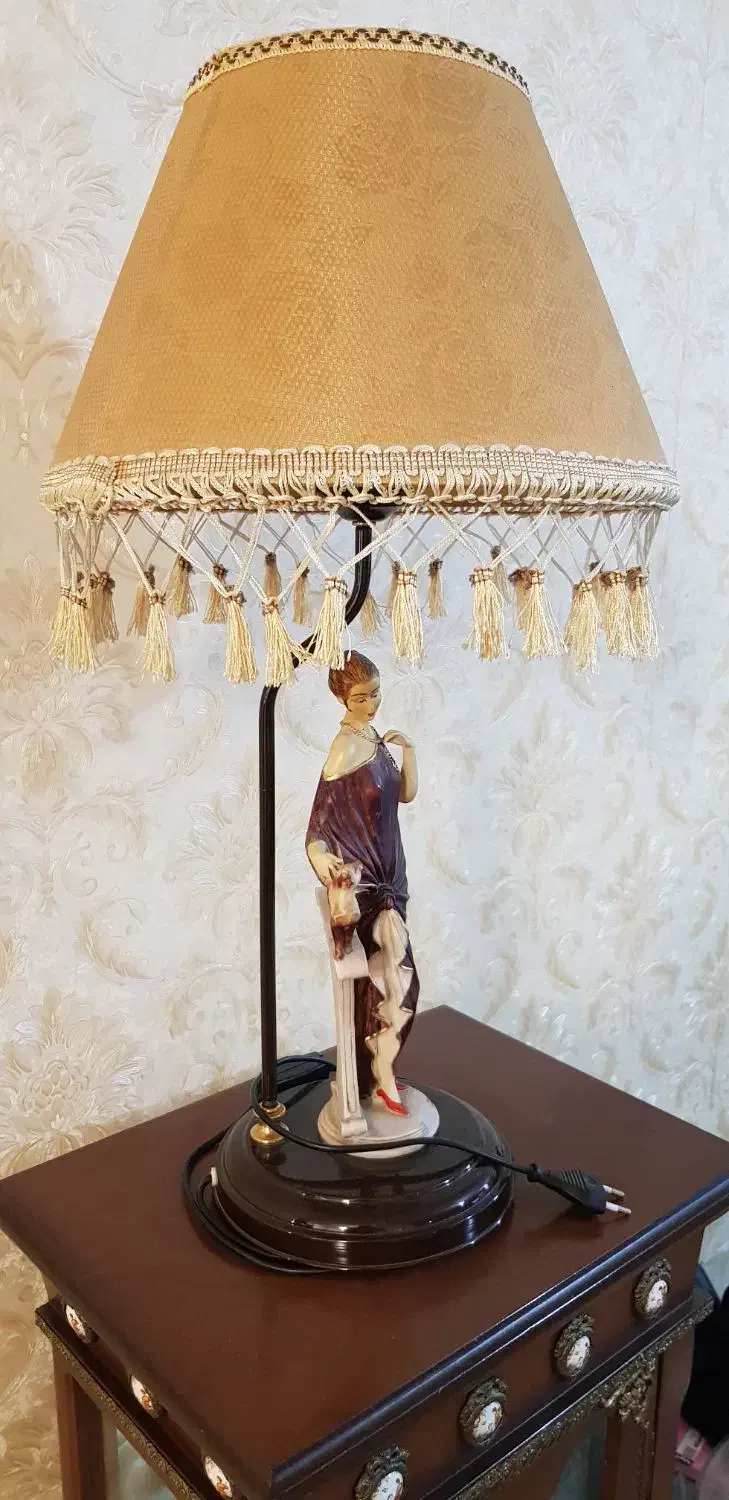 آباژور رو میزی کلاسیک با مجسمه زن|چراغ خواب و آباژور|ارومیه, |دیوار