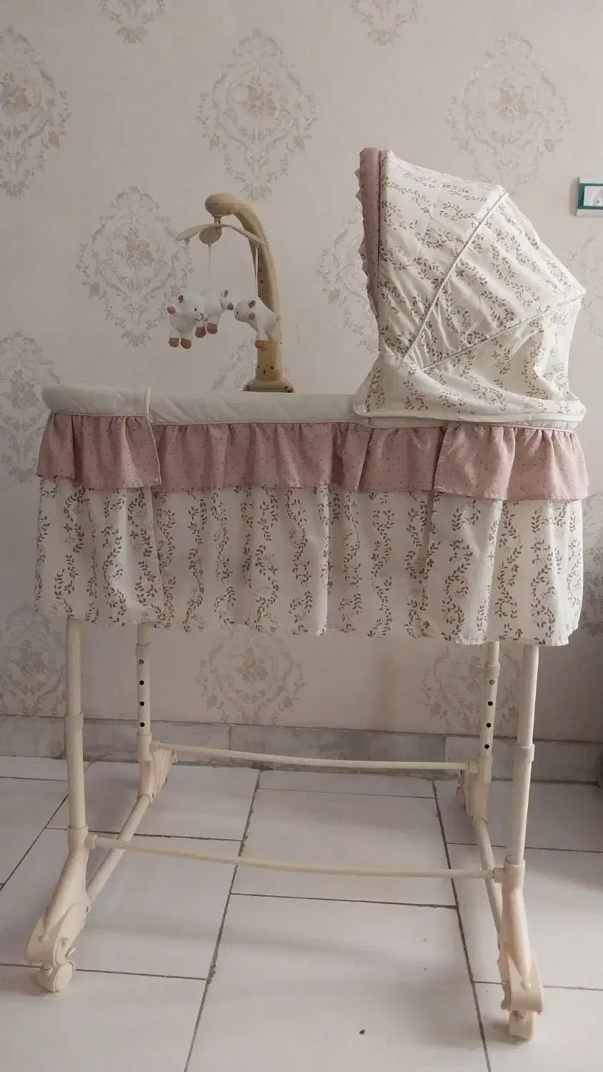 گهواره و تخت نوزاد|تخت و صندلی بچه|اسلام‌شهر, زرافشان|دیوار