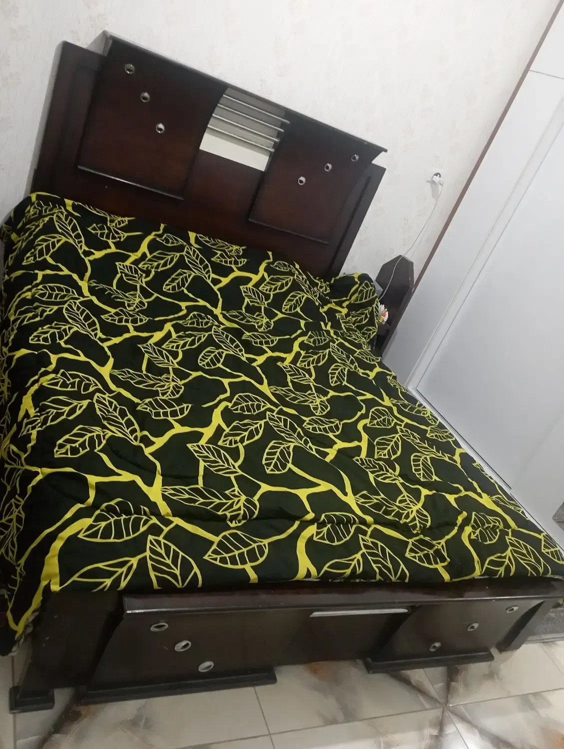 تخت دونفره به همراه تشک|تخت و سرویس خواب|برخوار, |دیوار