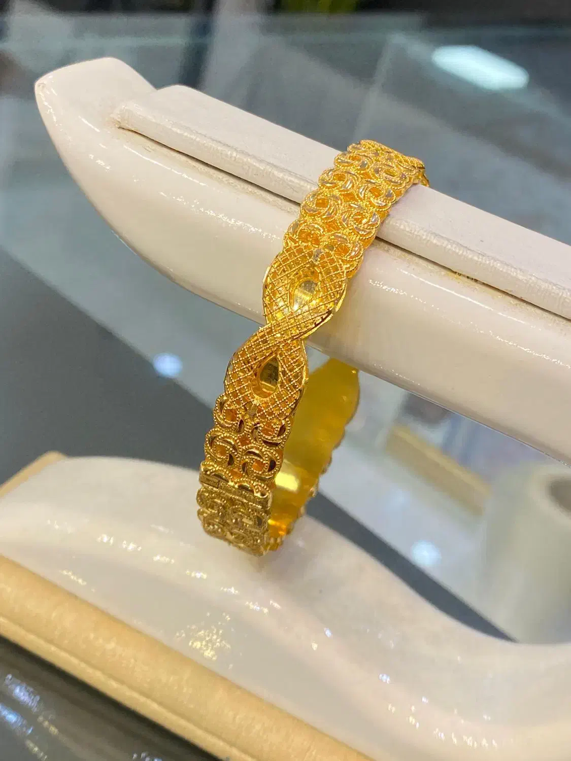 دستبند اماراتی 300بالای تابلو|جواهرات|خورموج, |دیوار