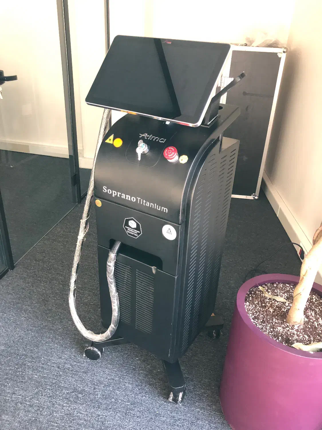 دستگاه لیزر موهای زائد تیتانیوم ۲۰۲۵|آرایشی، بهداشتی، درمانی|رشت, چله خانه|دیوار