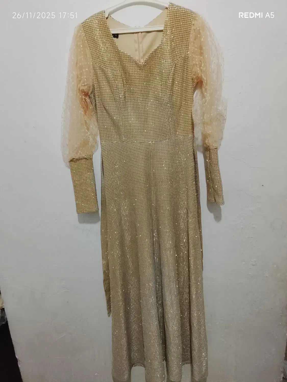 لباس مجلسی|لباس|قنوات, |دیوار