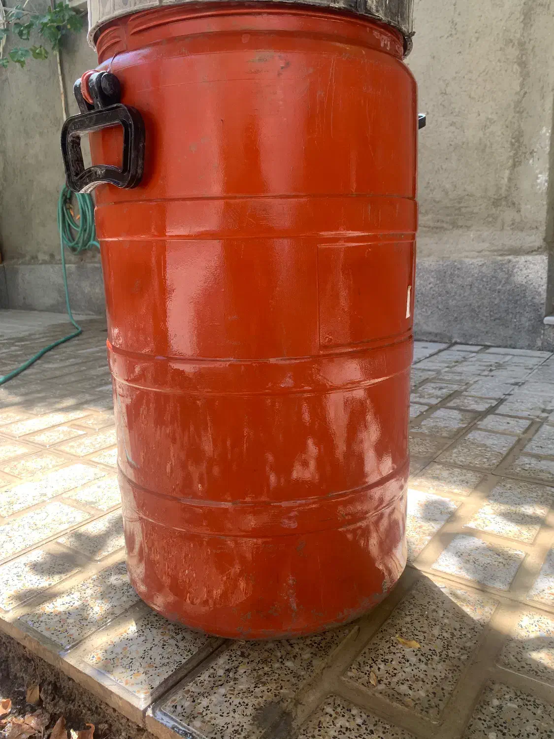 بشکه|ظروف نگهدارنده، پلاستیکی، یک‌بارمصرف|بهار, |دیوار