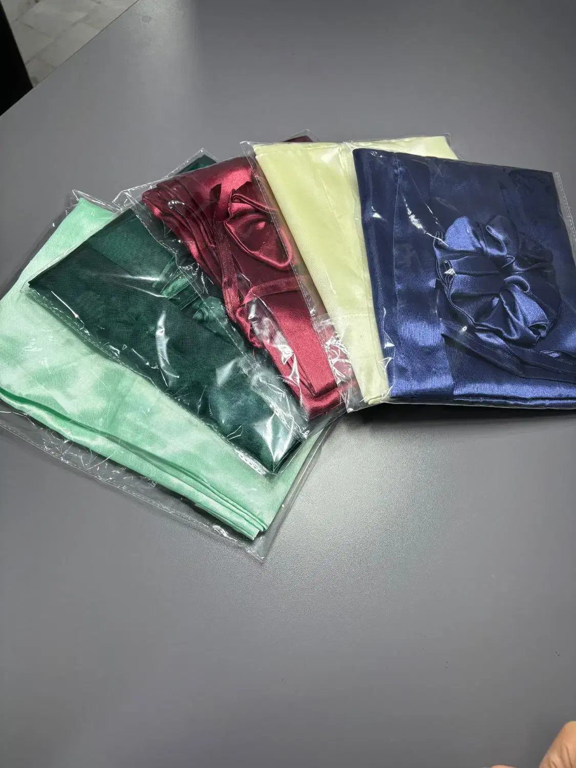 روبالشتی و کش مو  ساتن|رختخواب، بالش، پتو|کرمان, |دیوار