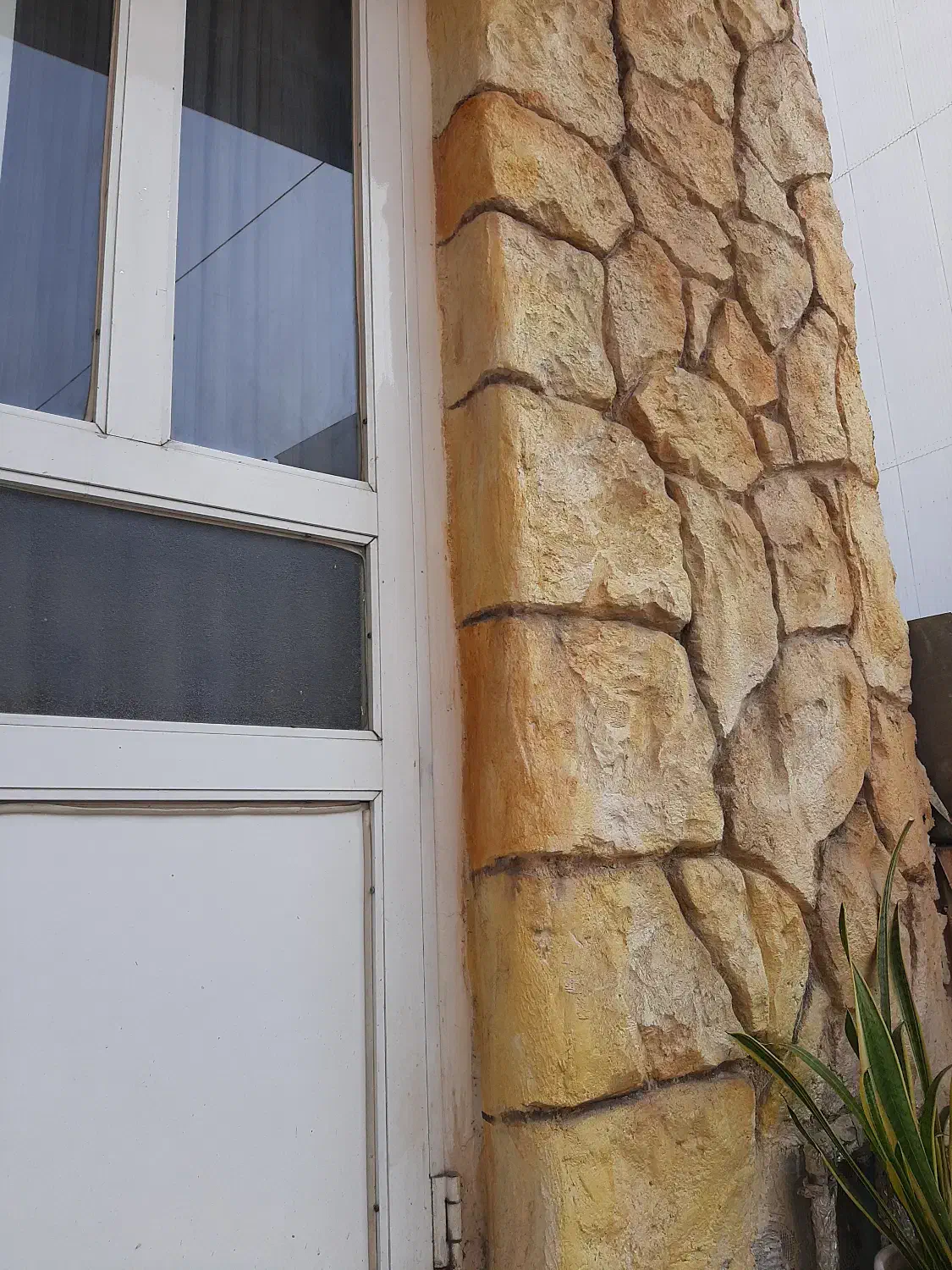 سیمانکاری دیوار طرح صخره|خدمات پیشه و مهارت|رشت, دیلمان|دیوار