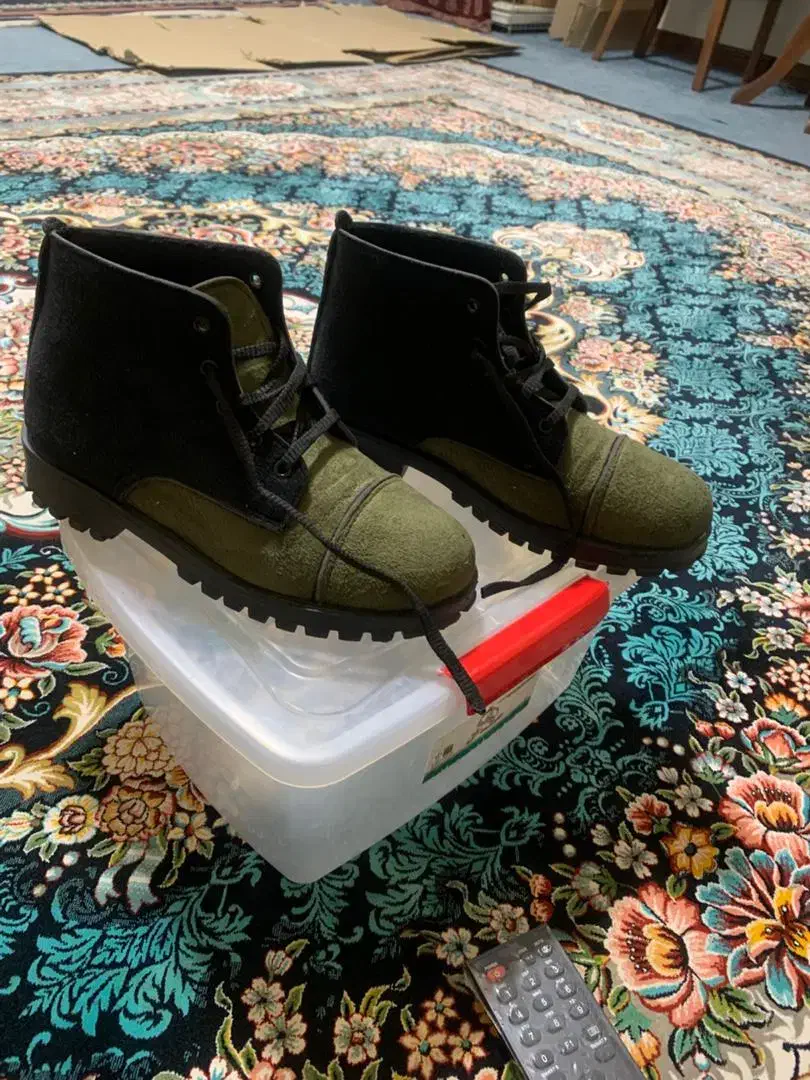 بوت (نوبوک)|کیف، کفش، کمربند|قدس, شهر‌قدس|دیوار