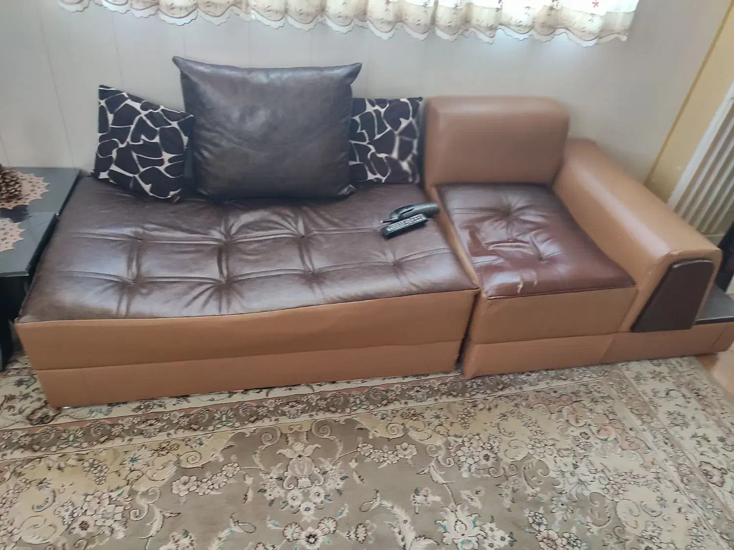 مبل راحتی چرم باضافه میز ناهارخوری ۸ نفره|مبلمان خانگی و میز عسلی|بروجرد, |دیوار