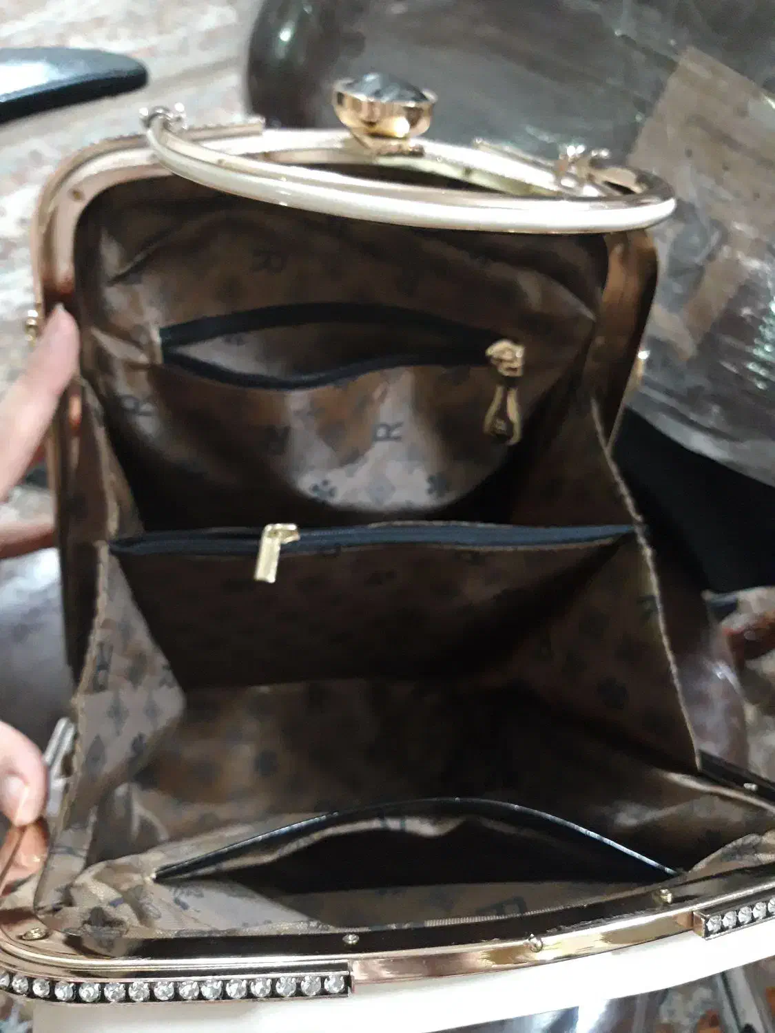 کیف ورنی مشکی،کیف ورنی کرم|کیف، کفش، کمربند|قم, چهل درخت|دیوار