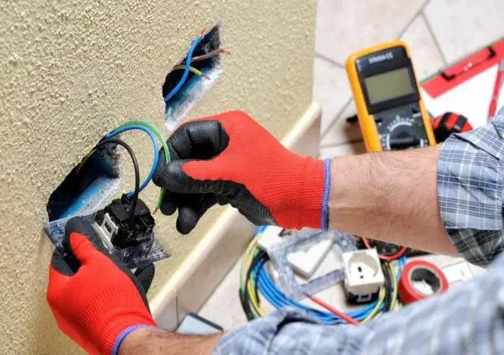 خرده کاری برق سریع/رفع اتصالی/نصب/برقکش/برقکار|خدمات پیشه و مهارت|یزد, |دیوار