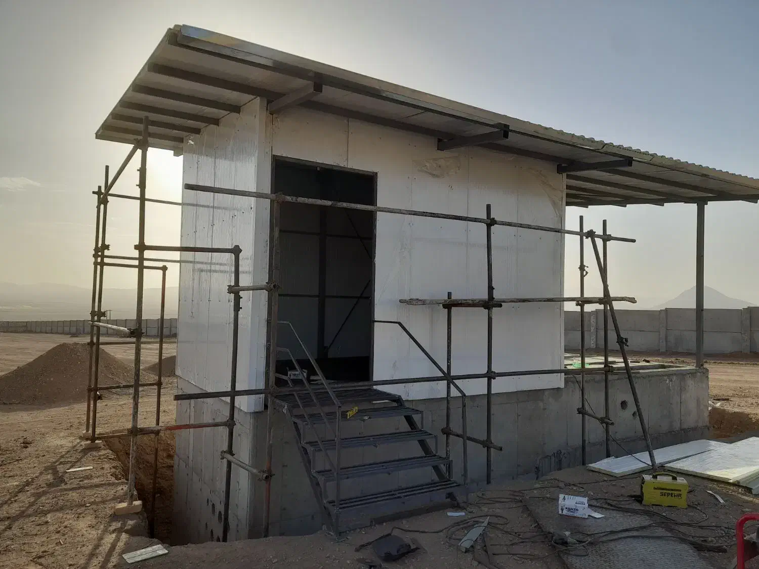 جوشکاری سیار اجرااسکلت سوله شیروانی پوشش سقف سوله|خدمات پیشه و مهارت|پرند, فاز ۵|دیوار