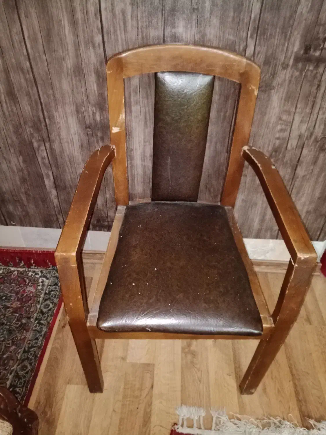 صندلی چوبی|صندلی و نیمکت|نمین, |دیوار