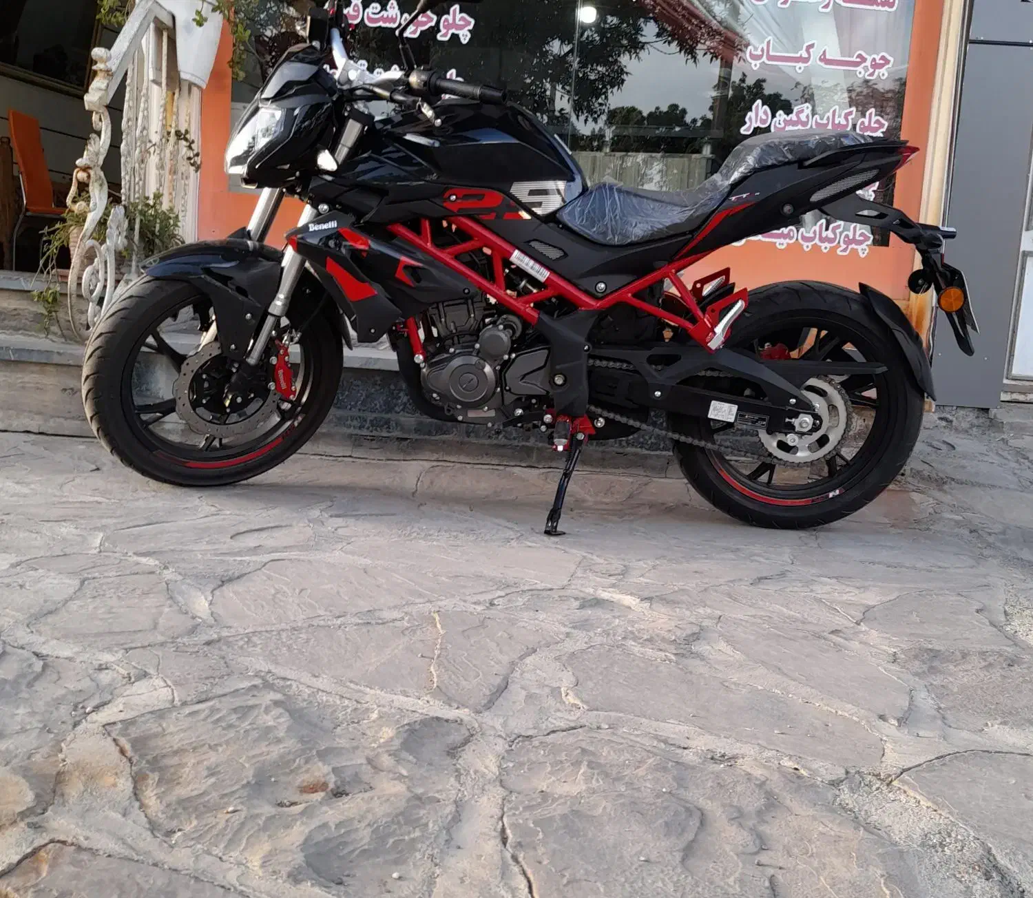 بنلی ۲۵۰ تک|موتورسیکلت|ری, بی‌بی شهر بانو|دیوار