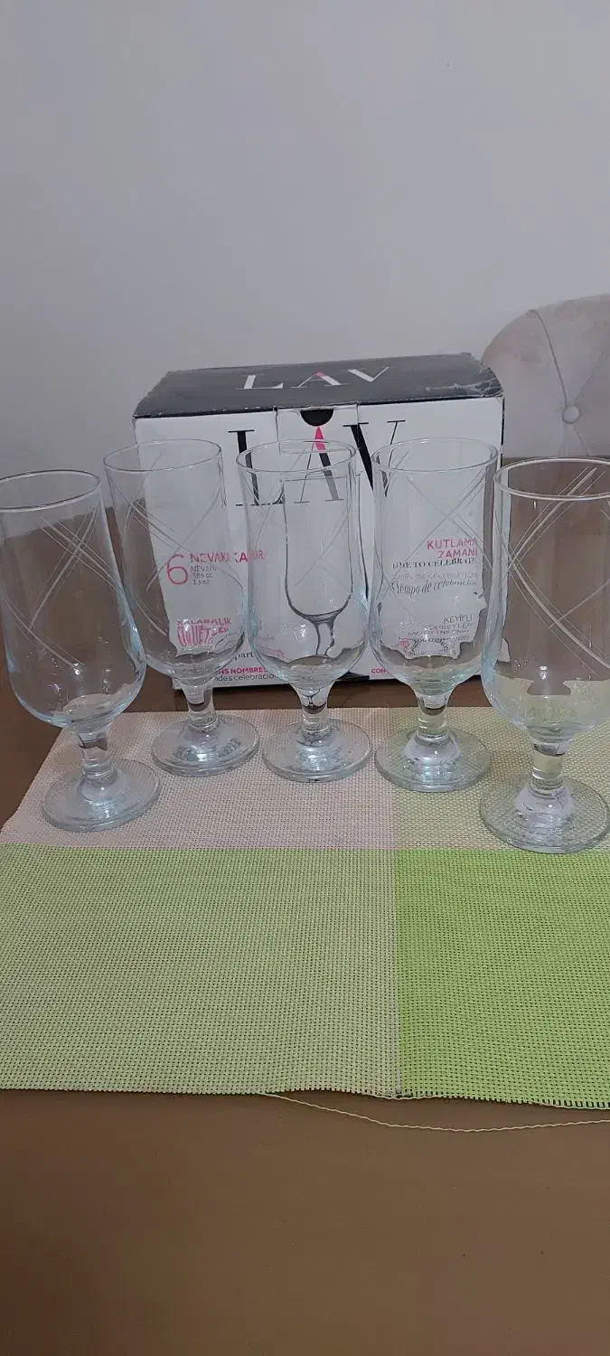 ۵ عددگیلاس پایه دار ۸۵۰۰۰۰ تومان|ظروف سرو و پذیرایی|تهران, صادقیه|دیوار