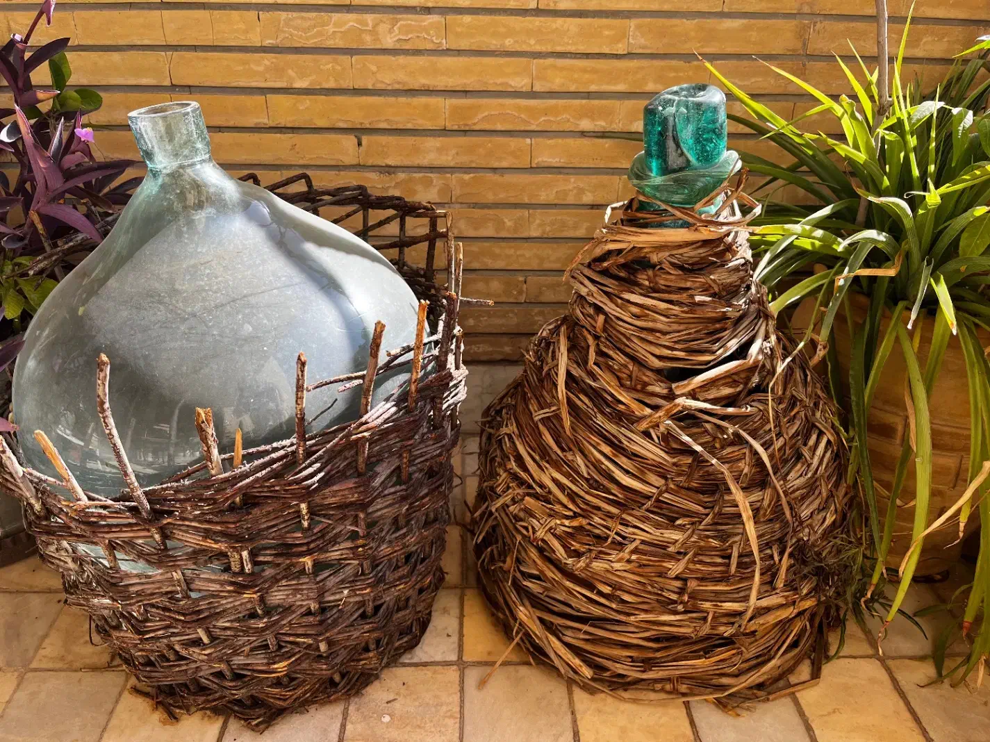 قرابه قدیمی|ظروف نگهدارنده، پلاستیکی، یکبارمصرف|اصفهان, باغ دریاچه|دیوار