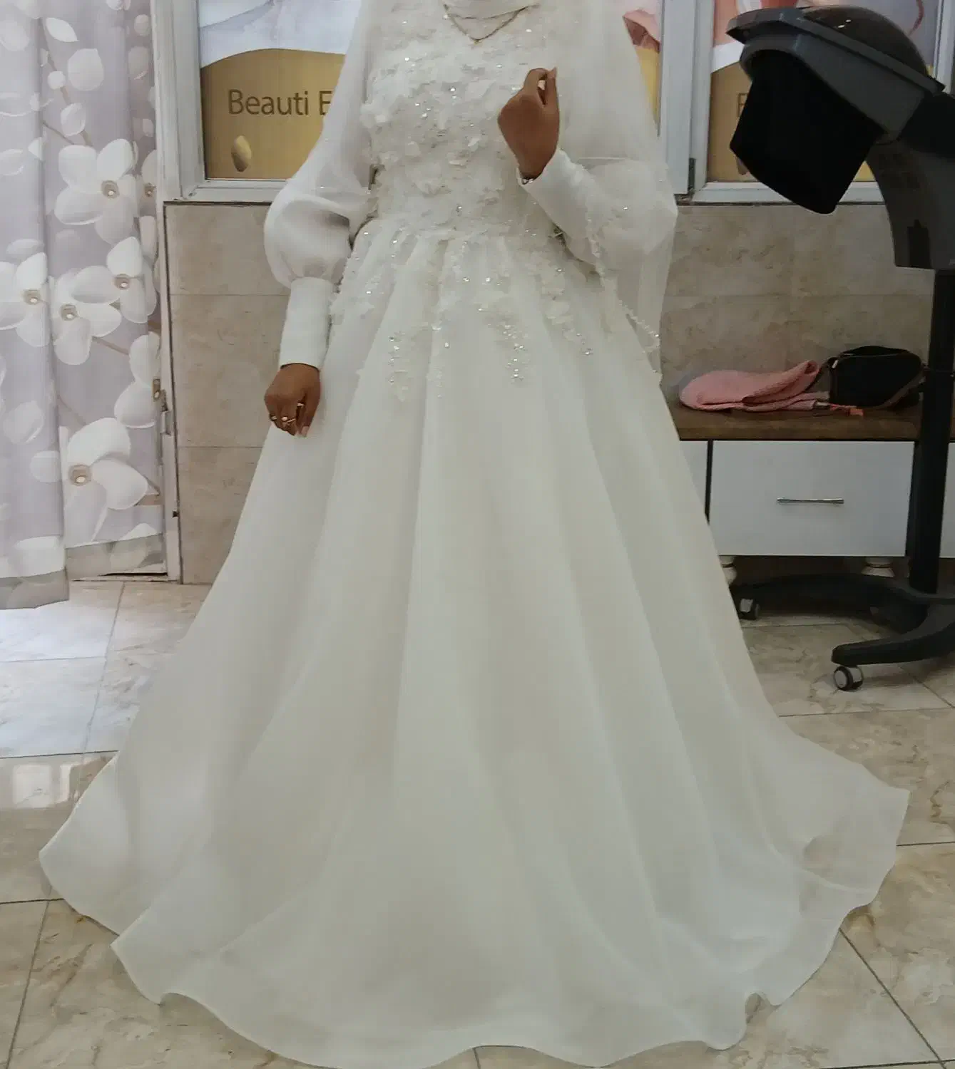 لباس عروس|لباس|رباط‌کریم, رباط‌کریم|دیوار