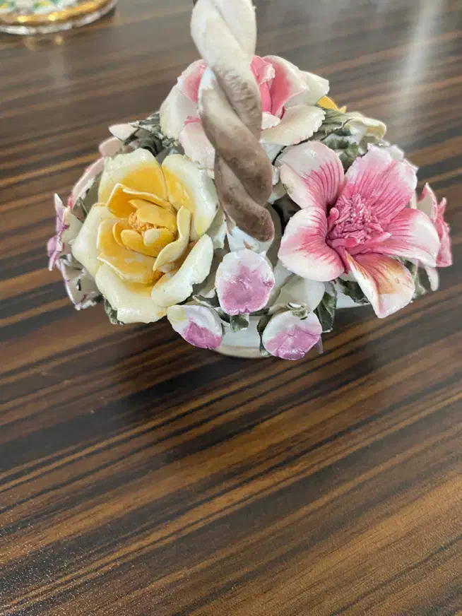 سبد گل چینی دوتا از گل هاش لب پر شده مشخص نیست|صنایع دستی و سایر لوازم تزئینی|تهران, امیریه|دیوار