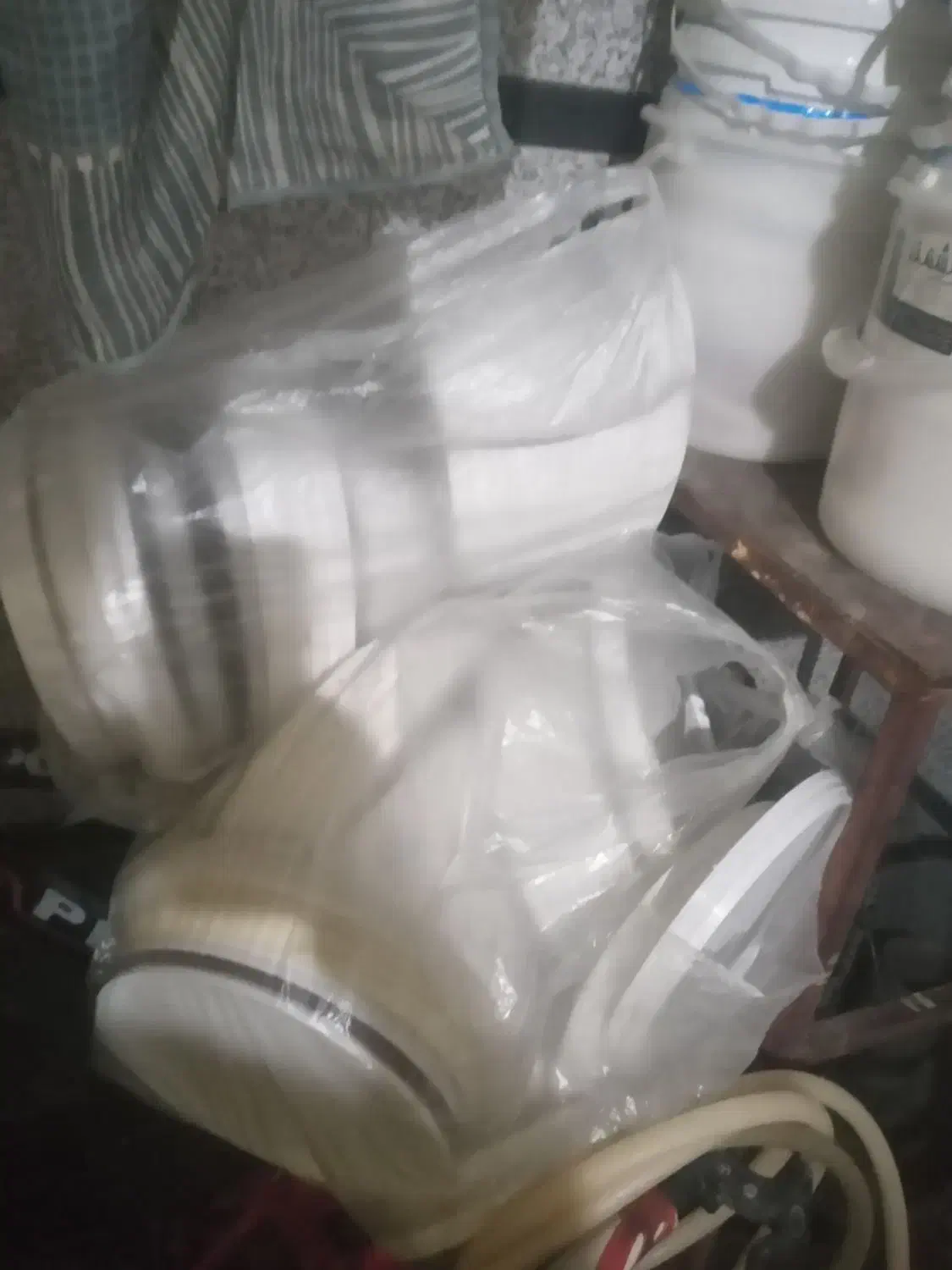 تعدادی سطل پلاستیکی ۱۰کیلویی و۵کیلویی|ظروف نگهدارنده، پلاستیکی، یک‌بارمصرف|رباط‌کریم, رباط‌کریم|دیوار