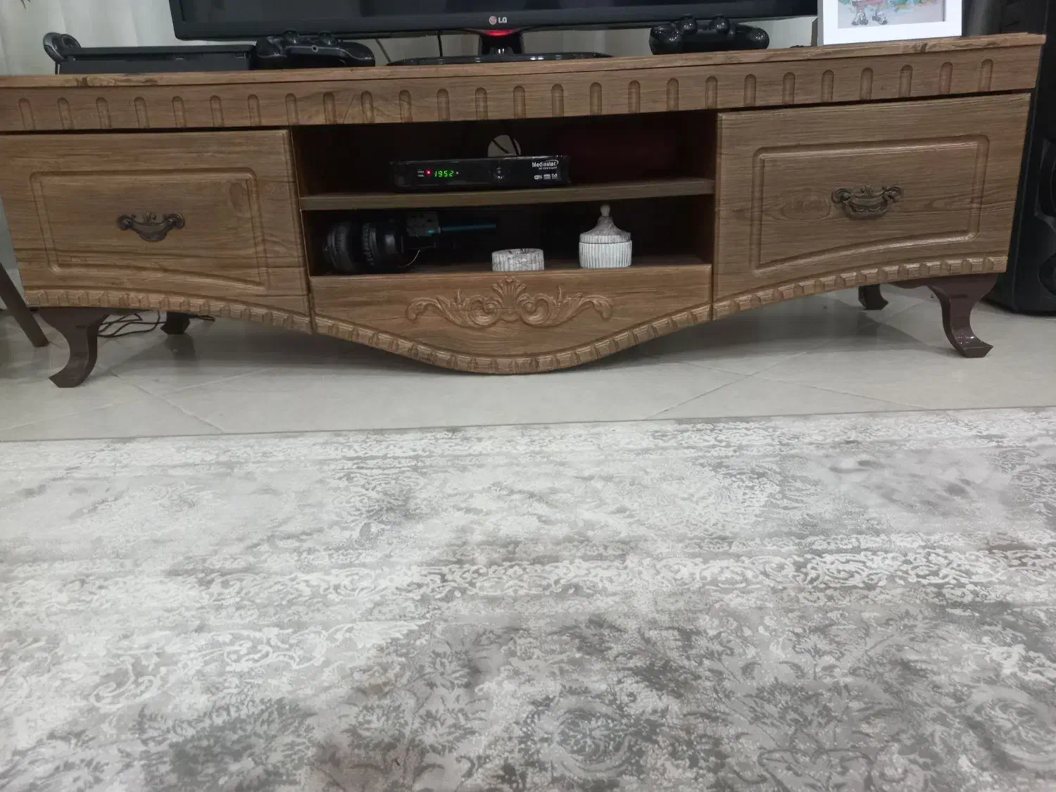 میز تی وی کاملا سالم در حد نو|میز تلویزیون|صومعهسرا, |دیوار