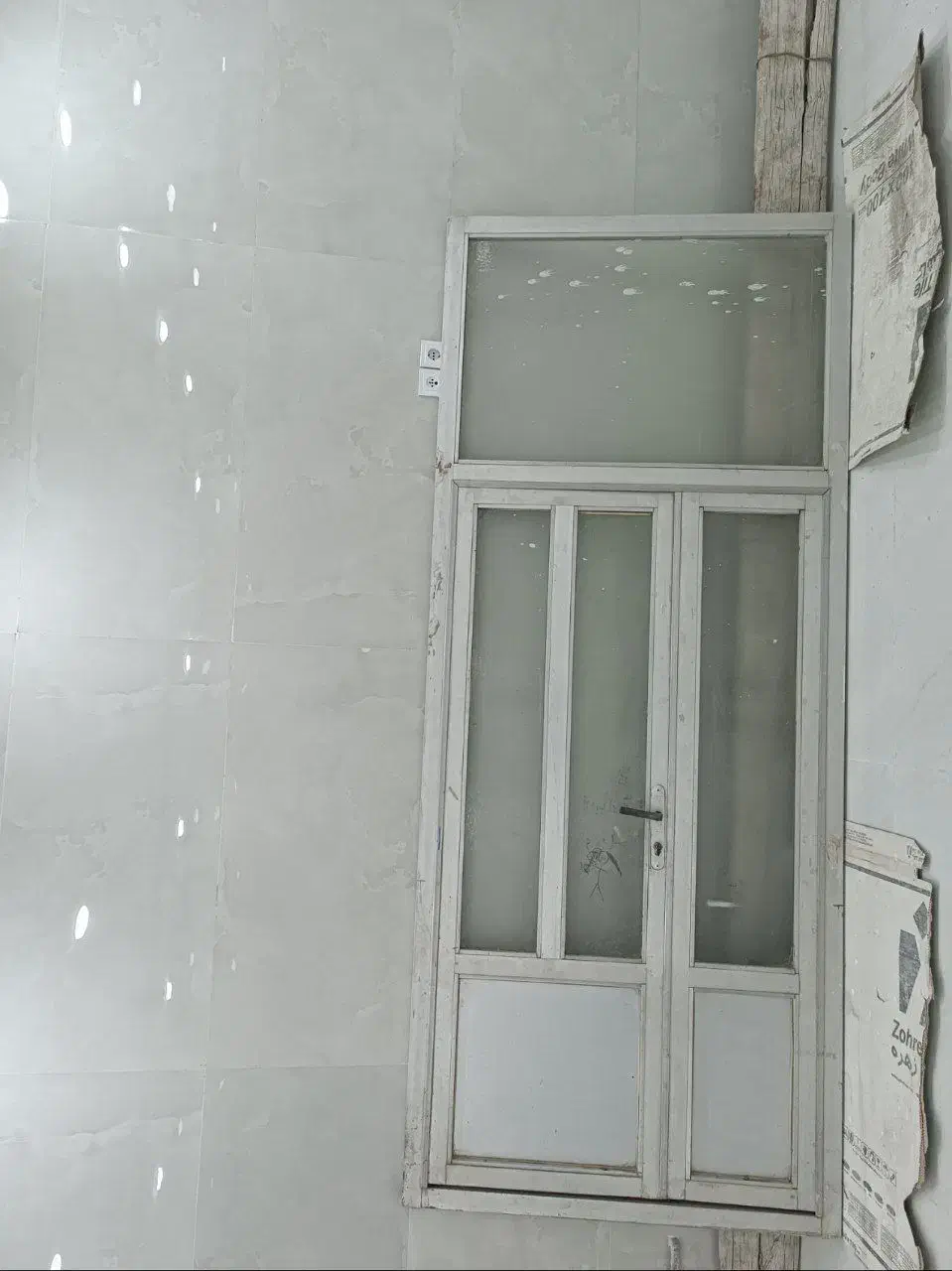 یه درب آلومینیوم بزرگ ‌ویه سرویسی|مصالح و تجهیزات ساختمان|مشهد, رده|دیوار