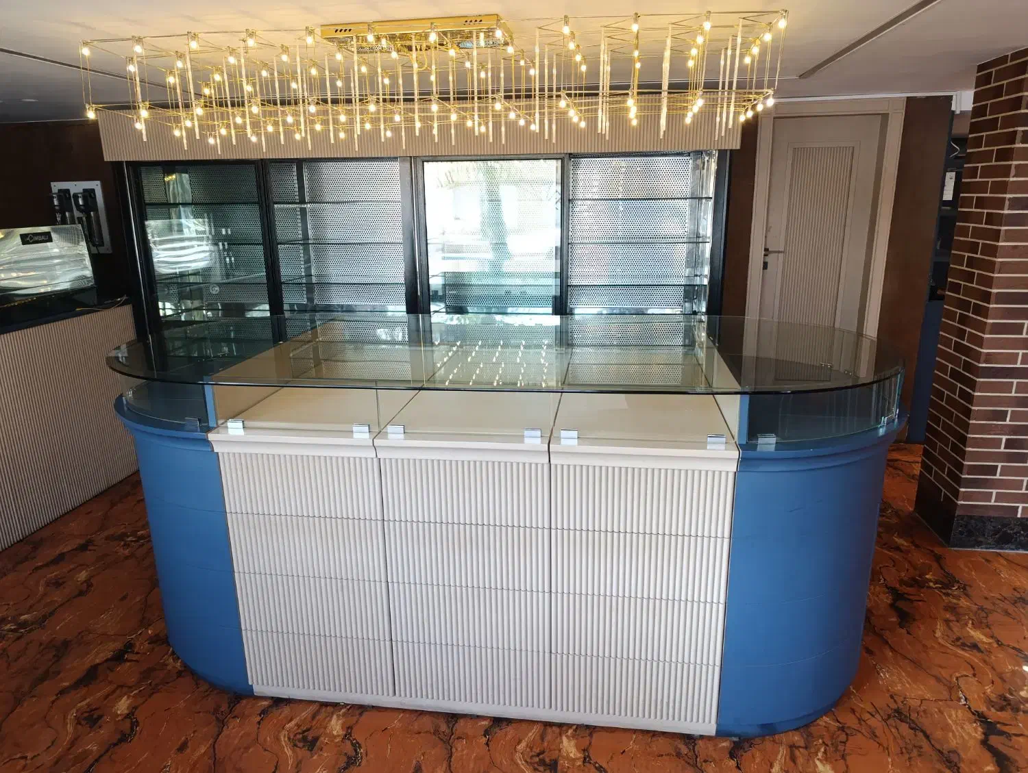 ویترین و میز و صندلی|کافی‌شاپ و رستوران|رشت, کاکتوس|دیوار